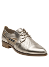 Zapato oxford de cuero dorado femenino, diseño moderno con cordones dorados y patrón perforado.