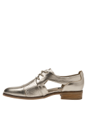Calzado oxford dorado para mujer, cuero metálico con textura perforada, ideal para ocasiones casuales.