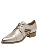 Elegante zapato oxford femenino en cuero dorado metálico, detalles perforados decorativos.