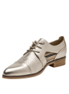 Elegante zapato oxford femenino en cuero dorado metálico, detalles perforados decorativos.