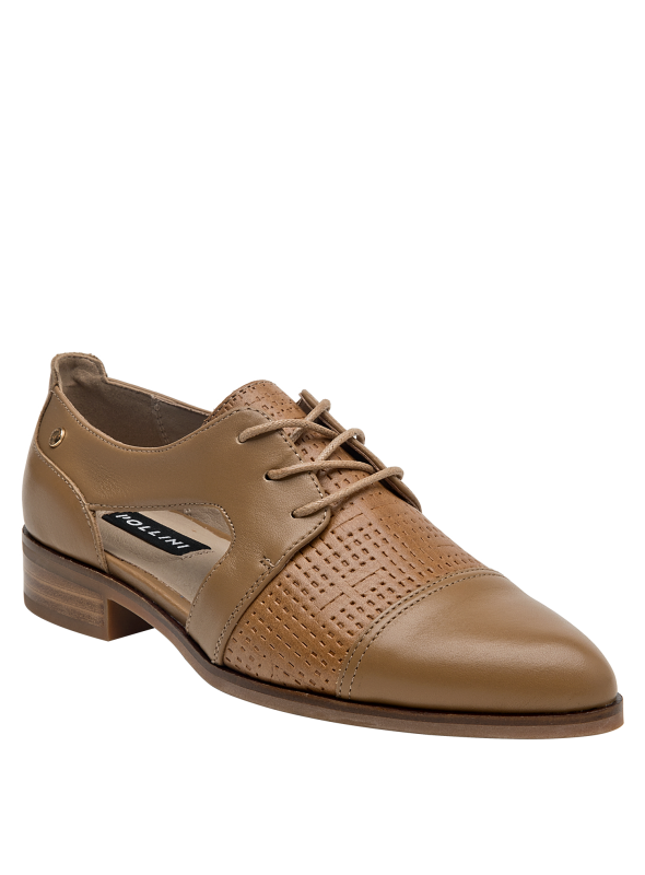 Elegante zapato camel de cuero para mujer, versátil para eventos empresariales y salidas elegantes.