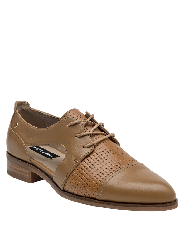Elegante zapato camel de cuero para mujer, versátil para eventos empresariales y salidas elegantes.