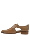 Zapato casual de cuero camel, textura lisa y sofisticada, adaptable a estilos formales y semi-formales.