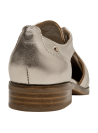 Zapato oxford dorado de cuero con patrón perforado y cordones a juego, estilo casual para mujer.