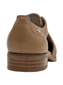 Zapato de cuero camel para mujer, estilo casual con patrón perforado frontal, ideal para atuendos formales.