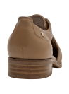 Zapato de cuero camel para mujer, estilo casual con patrón perforado frontal, ideal para atuendos formales.