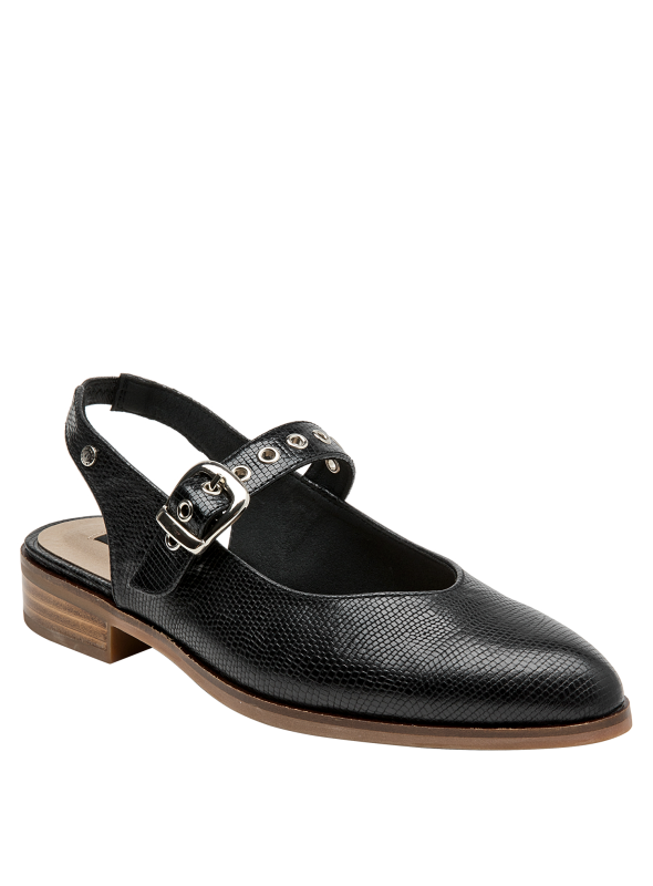 Zapato casual chic de cuero negro con textura reptil y correa con hebilla metálica.