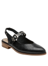 Zapato casual chic de cuero negro con textura reptil y correa con hebilla metálica.