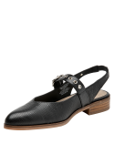Zapato slingback negro de cuero para mujer con hebilla metálica y detalles de ojales.