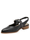 Zapato slingback negro de cuero para mujer con hebilla metálica y detalles de ojales.