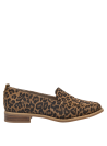 Calzado casual-chic de cuero para mujer con diseño atrevido y suela cómoda.