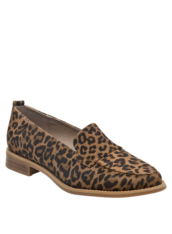 Mocasín moderno de cuero con textura suave y estampado leopardo.