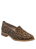 Mocasín moderno de cuero con textura suave y estampado leopardo.