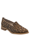 Mocasín moderno de cuero con textura suave y estampado leopardo.