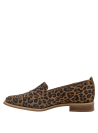 Calzado femenino de cuero con patrón animal print y suela café claro.