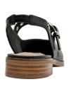Zapato de cuero negro con textura reptil y correa ajustable, diseño moderno para mujer.