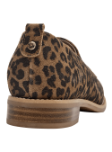 Mocasín de cuero animal print para mujer con diseño audaz en café y negro.