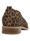 Mocasín de cuero animal print para mujer con diseño audaz en café y negro.