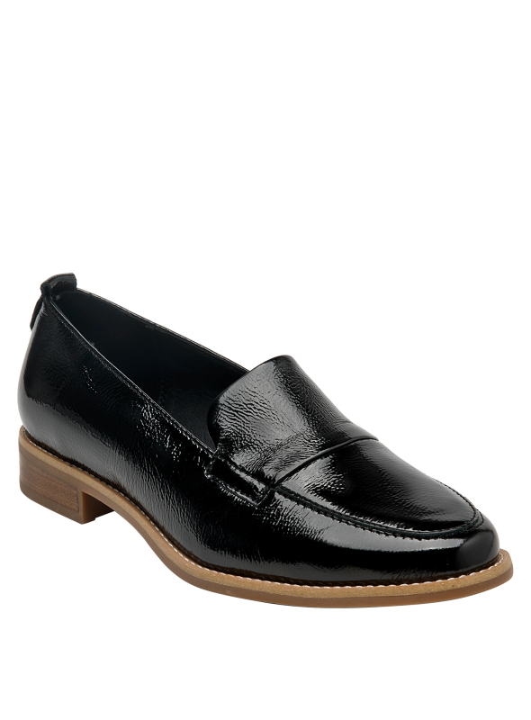 Mocasín femenino en cuero negro charolado, versátil para otoño e invierno, look sofisticado.