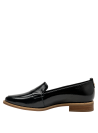Mocasín de cuero negro brillante, diseño clásico femenino, combina con jeans o falda lápiz.