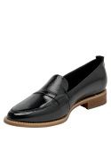 Elegante mocasín de cuero negro con costura visible, perfecto para moda urbana y ejecutiva.