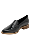 Elegante mocasín de cuero negro con costura visible, perfecto para moda urbana y ejecutiva.