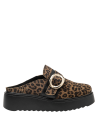 Zapato mule de cuero en tonos tierra y negros, hebilla dorada, plataforma cómoda y estilizada.