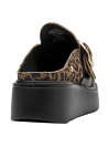 Mule de cuero con diseño animal print, hebilla dorada, plataforma negra, ideal para looks audaces.