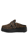 Calzado mule de mujer, cuero animal print, hebilla dorada, suela dentada para estilo casual.