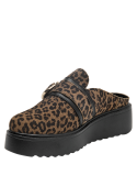 Zapato mule de cuero en animal print leopardo con hebilla dorada y plataforma negra.