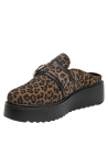 Zapato mule de cuero en animal print leopardo con hebilla dorada y plataforma negra.