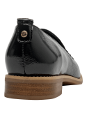 Mocasín de cuero negro charolado para mujer, estilo casual, ideal para ocasiones semi-formales.