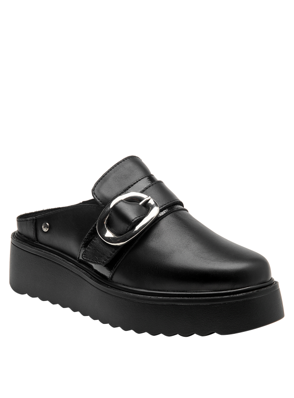 Zapato mule negro de cuero con suela gruesa, perfecto para combinar con looks casuales o formales.