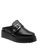 Zapato mule negro de cuero con suela gruesa, perfecto para combinar con looks casuales o formales.