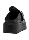 Mule de cuero negro para mujer, estilo casual con hebilla metálica, ideal para ocasiones semi-formales.