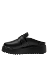 Zapato mule negro de cuero liso con diseño casual y detalle contemporáneo en el empeine.