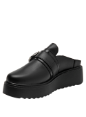 Mule de cuero negro para mujer con hebilla metálica grande y suela tipo plataforma.