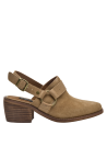 Calzado mule camel de cuero para mujer con detalles metálicos y estilo boho-chic.