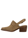Zapato de cuero camel, estilo vaquero, con anillo metálico y textura suave aterciopelada.