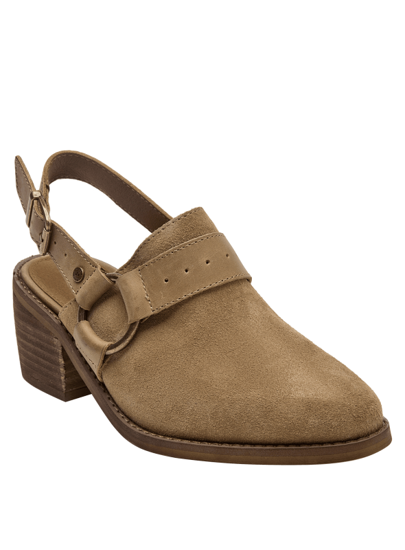 Mula de cuero camel con talón abierto, tacón bloque medio y correa decorativa lateral.
