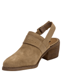 Zapato vaquero de cuero camel para mujer con correa ajustable y hebilla metálica elegante.