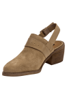 Zapato vaquero de cuero camel para mujer con correa ajustable y hebilla metálica elegante.