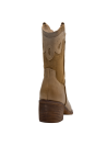 Botín camel de cuero para mujer, perfecto para combinar con jeans o vestidos en un look casual.