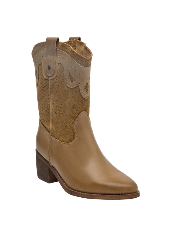 Botín de mujer color camel en cuero con diseño western y ornamentación clásica en la parte superior.
