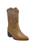 Botín de mujer color camel en cuero con diseño western y ornamentación clásica en la parte superior.