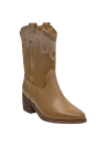 Botín de mujer color camel en cuero con diseño western y ornamentación clásica en la parte superior.