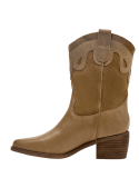 Botín camel de cuero para mujer con textura combinada y detalles western en la parte superior.