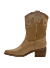 Botín camel de cuero para mujer con textura combinada y detalles western en la parte superior.