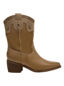 Botín de cuero camel estilo vaquero con perforaciones decorativas y lengüetas laterales para mujer.