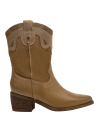 Botín de cuero camel estilo vaquero con perforaciones decorativas y lengüetas laterales para mujer.